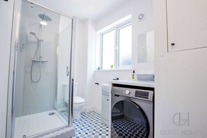 Suihku, hiustenkuivaaja, pyyhkeet