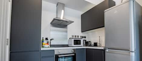 Réfrigérateur, four à micro-ondes, surface de cuisson, grille-pain