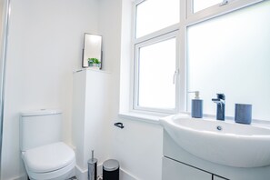 Dusj, hårføner og håndklær