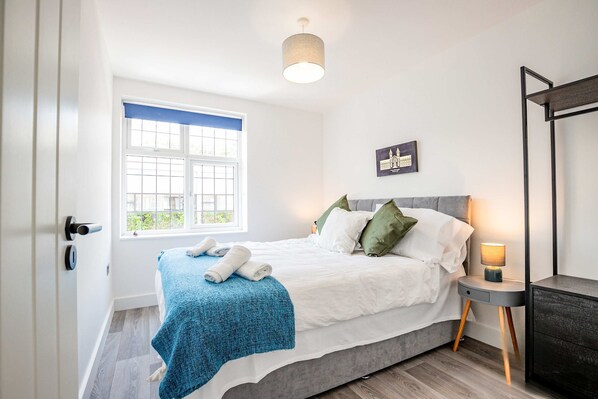 2 bedrooms, desk, iron/ironing board, WiFi