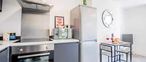 Réfrigérateur, micro-ondes, four, plaque de cuisson