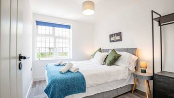 2 bedrooms, desk, iron/ironing board, WiFi