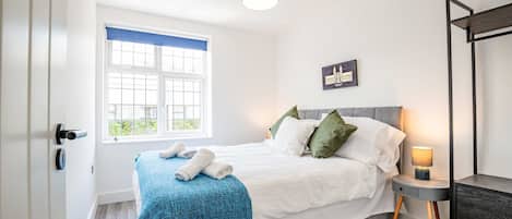 2 bedrooms, desk, iron/ironing board, WiFi