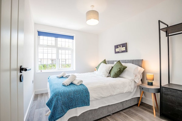 2 bedrooms, desk, iron/ironing board, WiFi