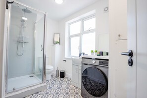 Shower, hair dryer, towels