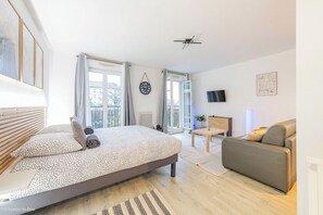 Iron/ironing board, Internet, bed sheets