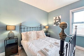 3 bedrooms, desk, iron/ironing board, WiFi