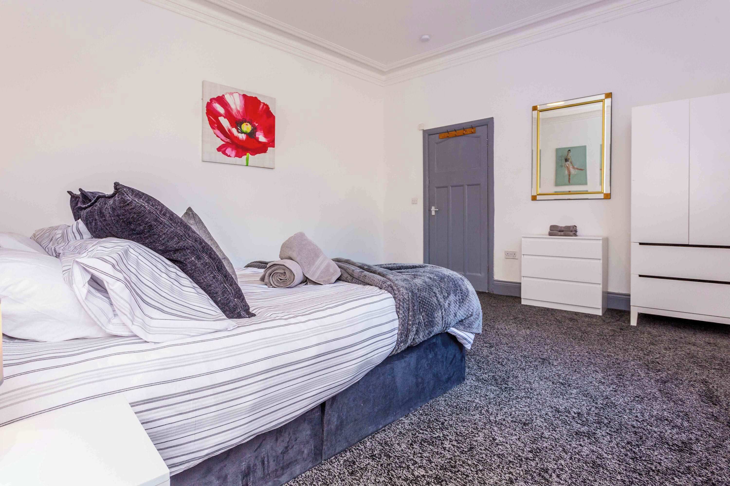 2 bedrooms, desk, iron/ironing board, WiFi