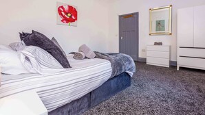 2 bedrooms, desk, iron/ironing board, WiFi