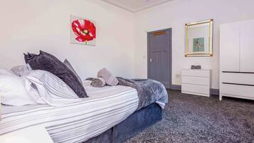 2 bedrooms, desk, iron/ironing board, WiFi