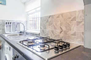 Réfrigérateur, four, plaque de cuisson, grille-pain