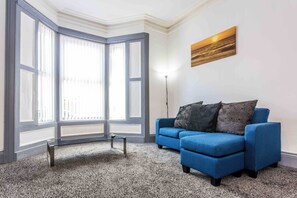 Televisio, kirjoja, työhuone