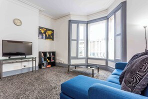 TV, livros, escritórios