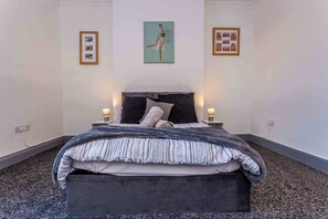 2 habitaciones, escritorio, tabla de planchar con plancha y wifi 