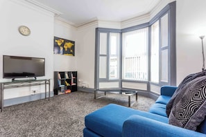 Télévision, livres, espaces bureaux