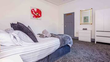 2 bedrooms, desk, iron/ironing board, WiFi