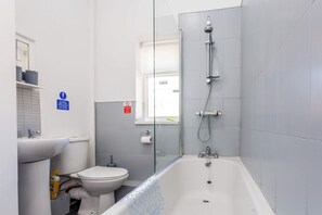 Douche, sèche-cheveux, serviettes fournies
