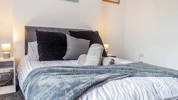 2 bedrooms, desk, iron/ironing board, WiFi