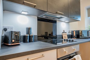 Refrigerador, microondas, horno y parrilla de estufa 