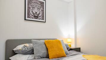 1 bedroom, desk, WiFi