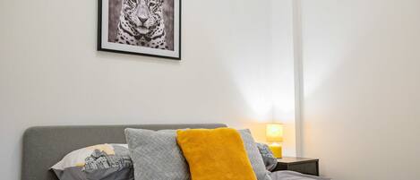 1 bedroom, desk, WiFi