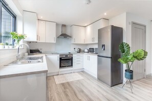 Køleskab, mikrobølgeovn, kogeplade, brødrister