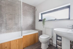 Suihku, hiustenkuivaaja, pyyhkeet