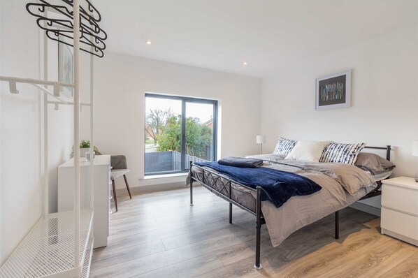 3 Schlafzimmer, Schreibtisch, Bügeleisen/Bügelbrett, WLAN