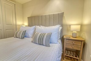 3 bedrooms, desk, WiFi, bed sheets