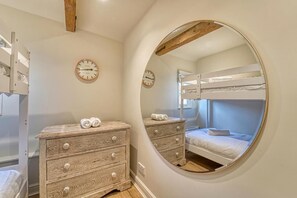 3 bedrooms, desk, WiFi, bed sheets - Host & Stay | Gleanings (Tewkesbury)