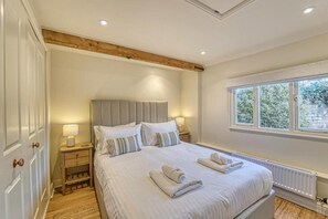 3 bedrooms, desk, WiFi, bed sheets - Host & Stay | Gleanings (Tewkesbury)