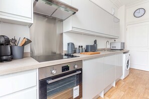 Fridge, microwave, oven, stovetop - Host & Stay | Montpellier Villa Apartment (Cheltenham)