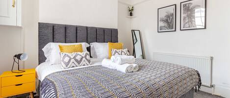 1 sovrum, skrivbord, strykjärn/strykbräda och internet