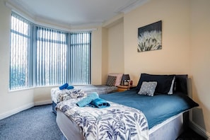 5 bedrooms, desk, iron/ironing board, WiFi