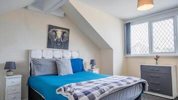 5 bedrooms, desk, iron/ironing board, WiFi