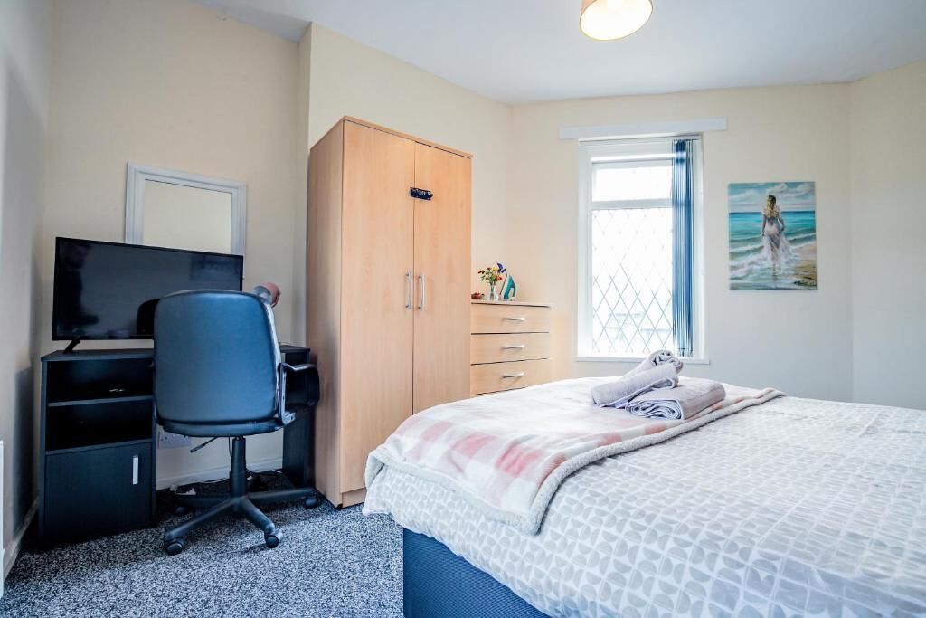5 bedrooms, desk, iron/ironing board, WiFi