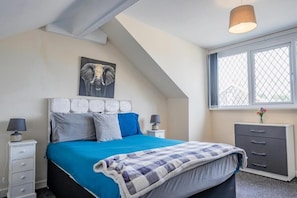 5 slaapkamers, een bureau, een strijkplank/strijkijzer, wifi