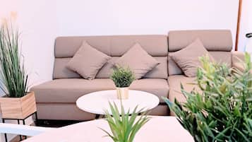 公寓 (Two Bedroom Apartment First Floor A2) | 客廳 | 32-吋平面電視,提供衛星頻道