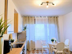 Apartamento (Two Bedroom Apartment First Floor A2) | Cozinha privada | Geladeira