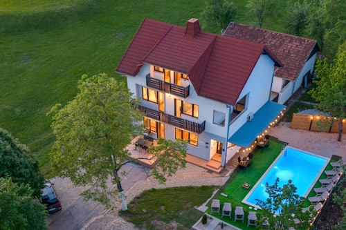 Apartment (Two Bedroom Apartment First Floor A2) | Pool | Außenpool (je nach Saison geöffnet), Liegestühle