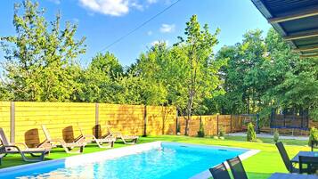 Apartemen (Two Bedroom Apartment First Floor A2) | Kolam renang | Kolam renang outdoor musiman, dengan kursi berjemur