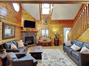 Una Smart TV, una chimenea, videojuegos