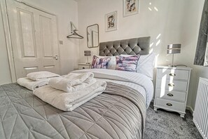 2 bedrooms, iron/ironing board, Internet, bed sheets