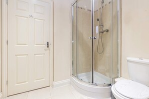 Douche, sèche-cheveux, serviettes fournies