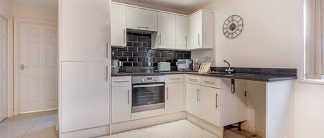 雪櫃、微波爐、焗爐、爐具