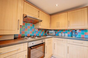 Jääkaappi, mikroaaltouuni, uuni, liesi