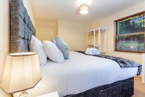 2 bedrooms, desk, iron/ironing board, WiFi - Host & Stay | Hillbrook House Apartment (Great Malvern)