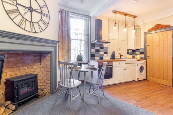 Fridge, microwave, oven, coffee/tea maker