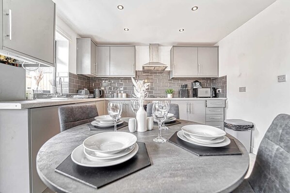 冷蔵庫、電子レンジ、オーブン、コンロ