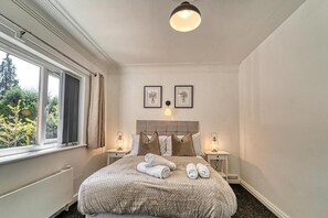 4 bedrooms, desk, iron/ironing board, WiFi